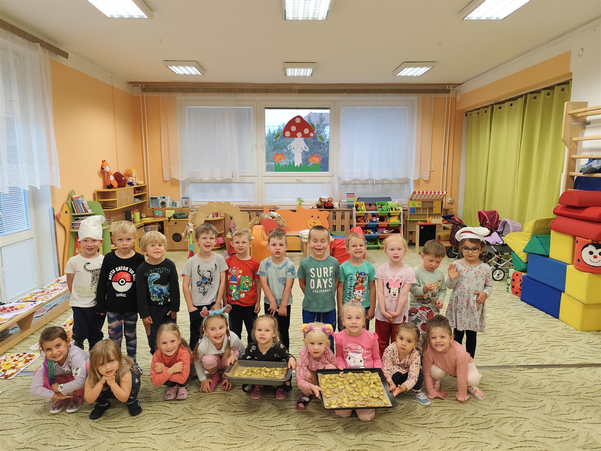 Dnes jsme se převlékli za kuchaře a udělali si školkové chipsy 