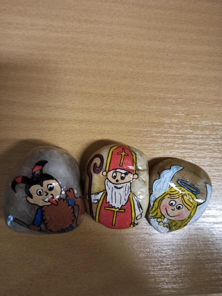 Musíme se s vámi podělit o tyto tři krásné kamínky, které byly u vchodu do MŠ. Dárci moc děkujeme, už mají své nové majitele :)